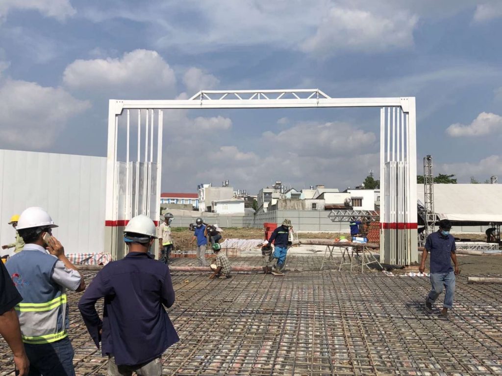 Kỹ sư và công nhân tại cổng khu nhà mẫu dự án Urban Green