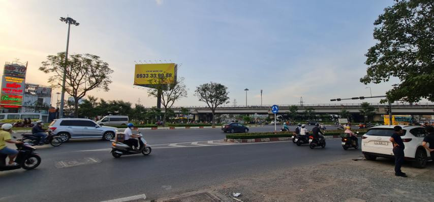 Mặt tiền Quốc lộ 13 trước khu nhà mẫu dự án Urban Green Thủ Đức
