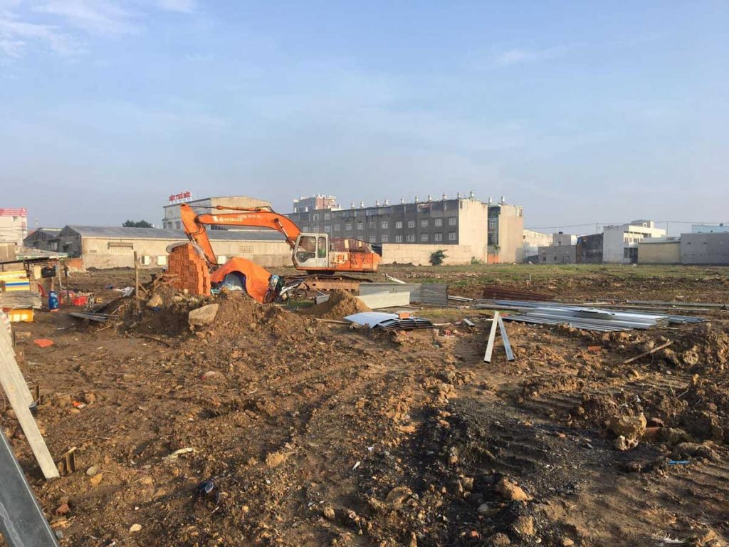 Máy xúc san nền trên công trường dự án Urban Green Thủ Đức